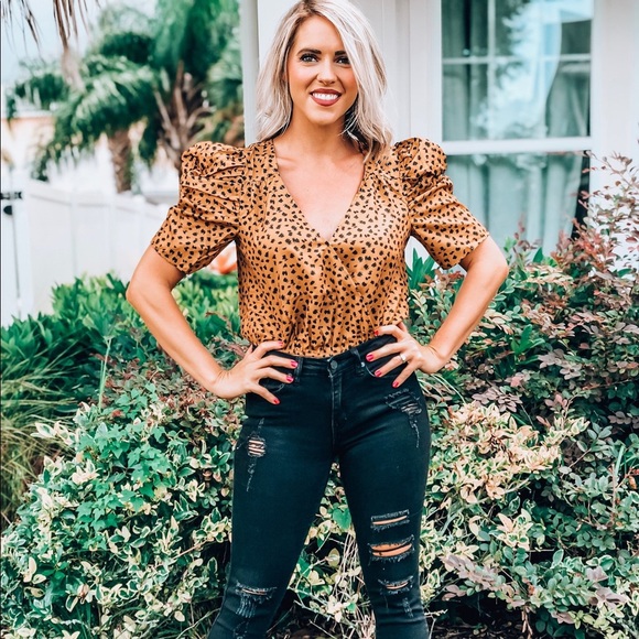 Tops - Cute and Classy! Puffy Sleeved Leopard Bodysuit!